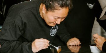 Dispatch Manager Lily Rice (left) recently had a crash course in roasting from roaster Alan Chan. Image: The Bean Cartel.