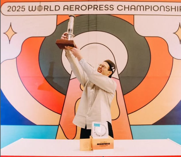 Némo Pop raises the World Aeropress Championship trophy.